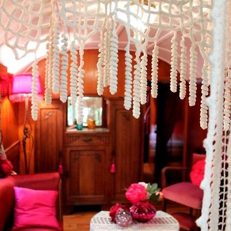 Bed and Breakfast Roulottes Du Rouard Camiers Zimmer foto