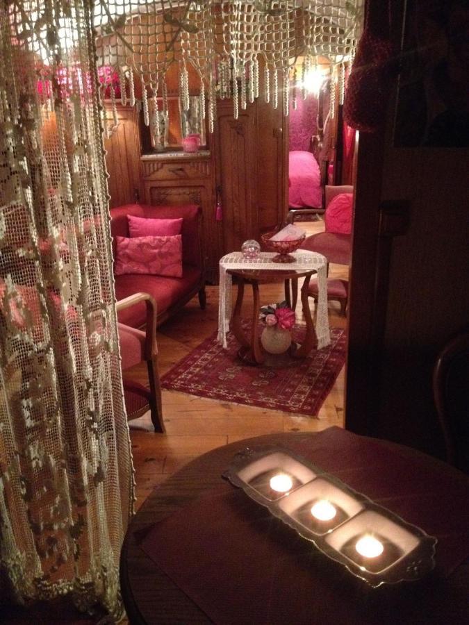 Bed and Breakfast Roulottes Du Rouard Camiers Exterior foto