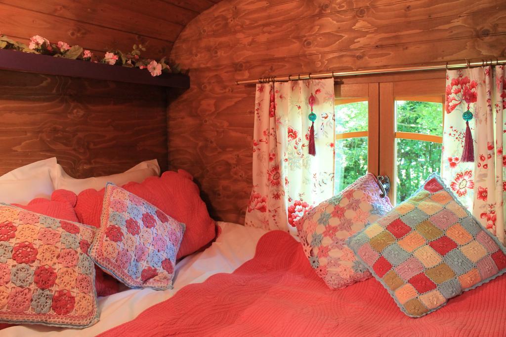 Bed and Breakfast Roulottes Du Rouard Camiers Exterior foto