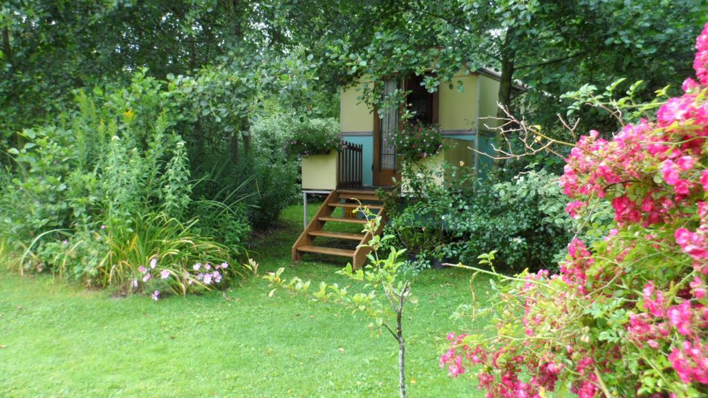 Bed and Breakfast Roulottes Du Rouard Camiers Zimmer foto