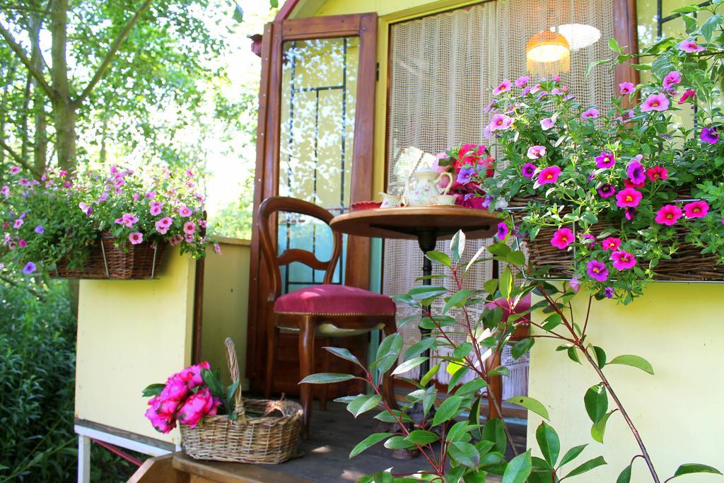 Bed and Breakfast Roulottes Du Rouard Camiers Exterior foto