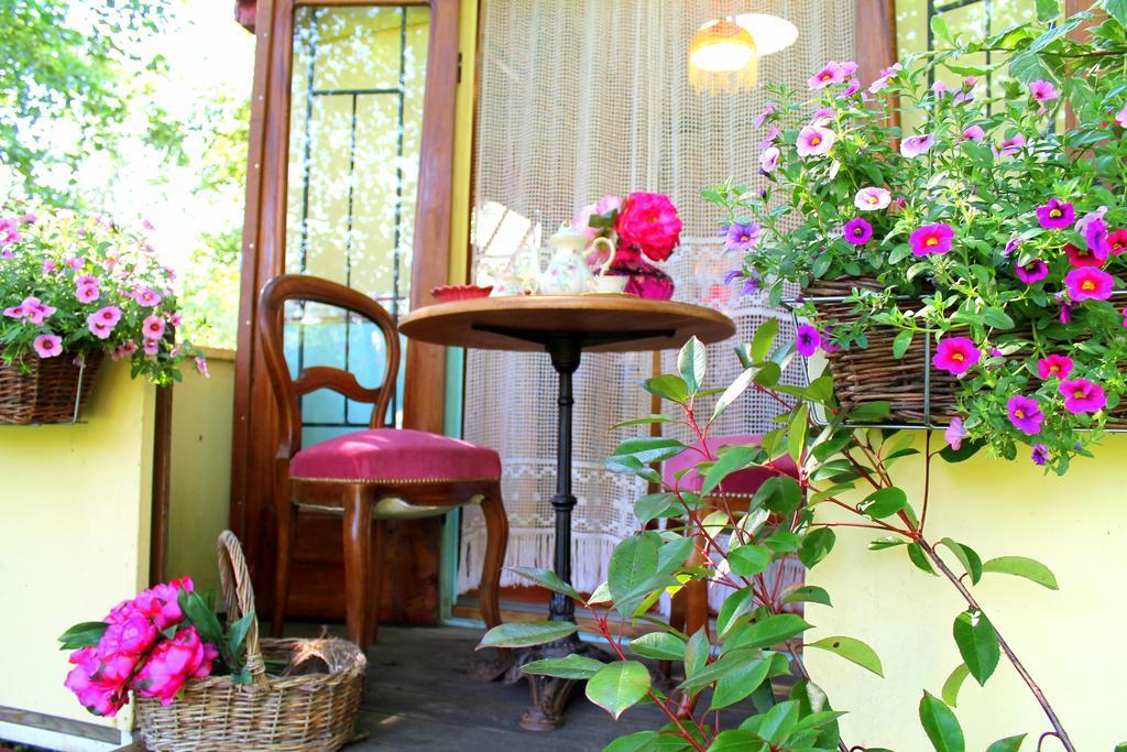 Bed and Breakfast Roulottes Du Rouard Camiers Exterior foto