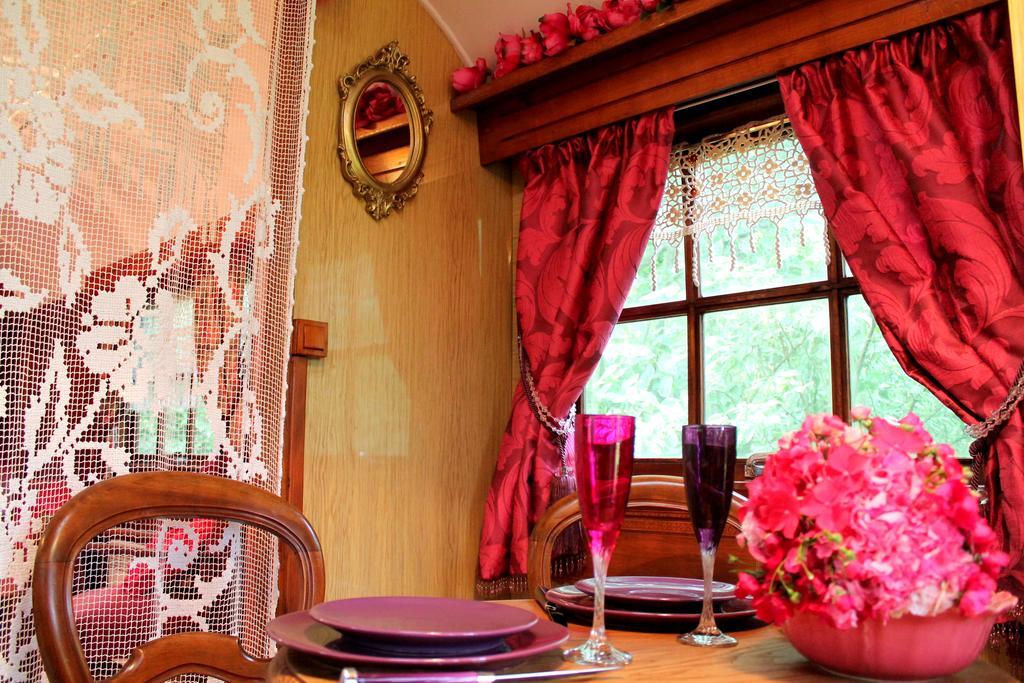 Bed and Breakfast Roulottes Du Rouard Camiers Zimmer foto