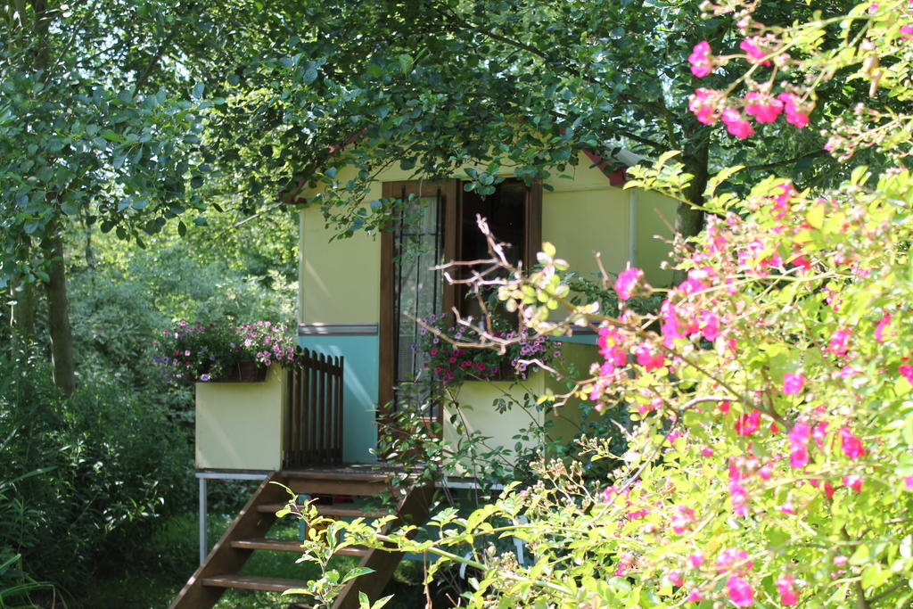Bed and Breakfast Roulottes Du Rouard Camiers Zimmer foto