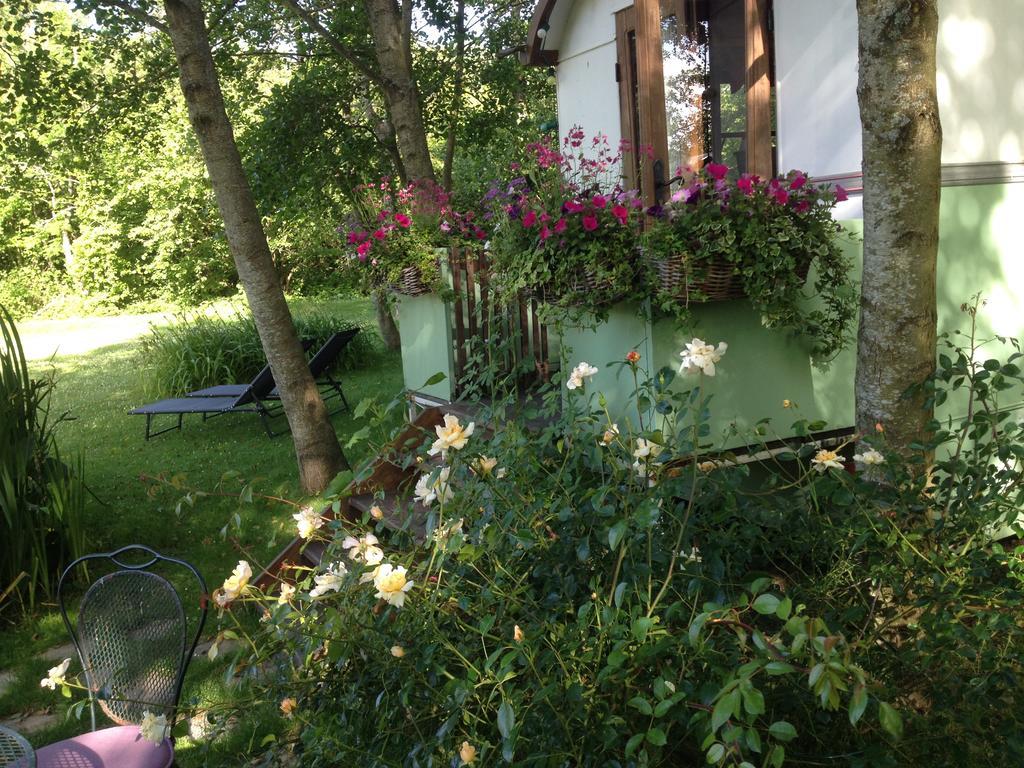Bed and Breakfast Roulottes Du Rouard Camiers Exterior foto